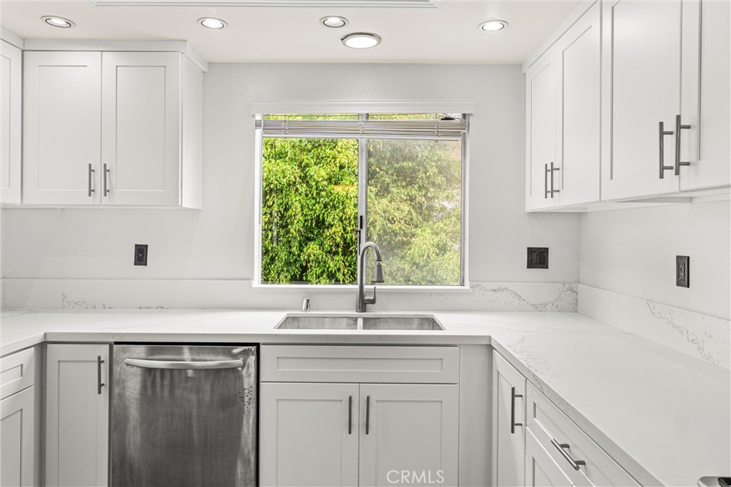 2110 Rockefeller Lane, Unit 2 Redondo Beach, CA 90278 - Photo 19 of 33 Gallery Image 19