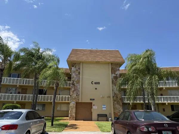 $89,500 | 600 Village Green Court, Unit 121, Palm Springs, FL 33461