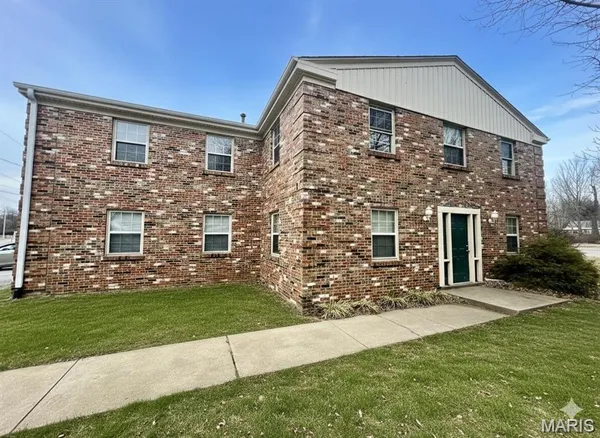 $915 | 31 South 27th Street, Unit D, Belleville, IL 62226