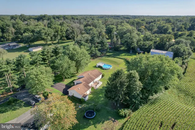 a view of a back yard