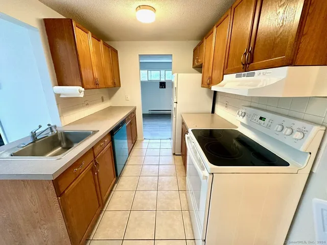 $1,800 | 9 Cinnamon Spring, Unit 9, South Windsor, CT 06074