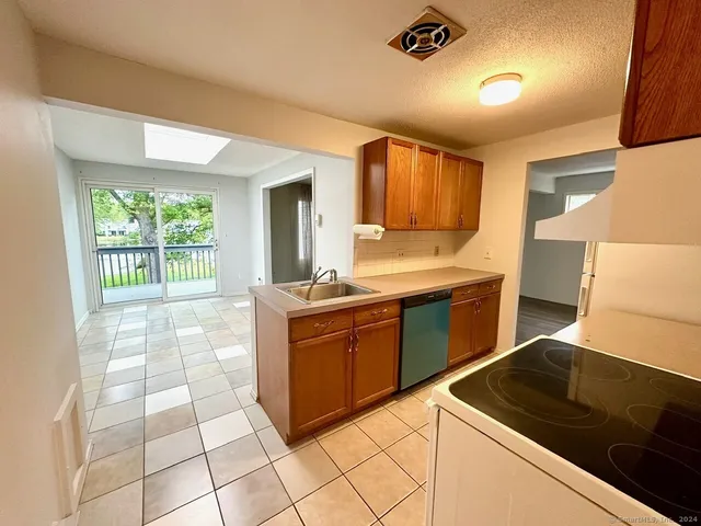 $1,800 | 9 Cinnamon Spring, Unit 9, South Windsor, CT 06074