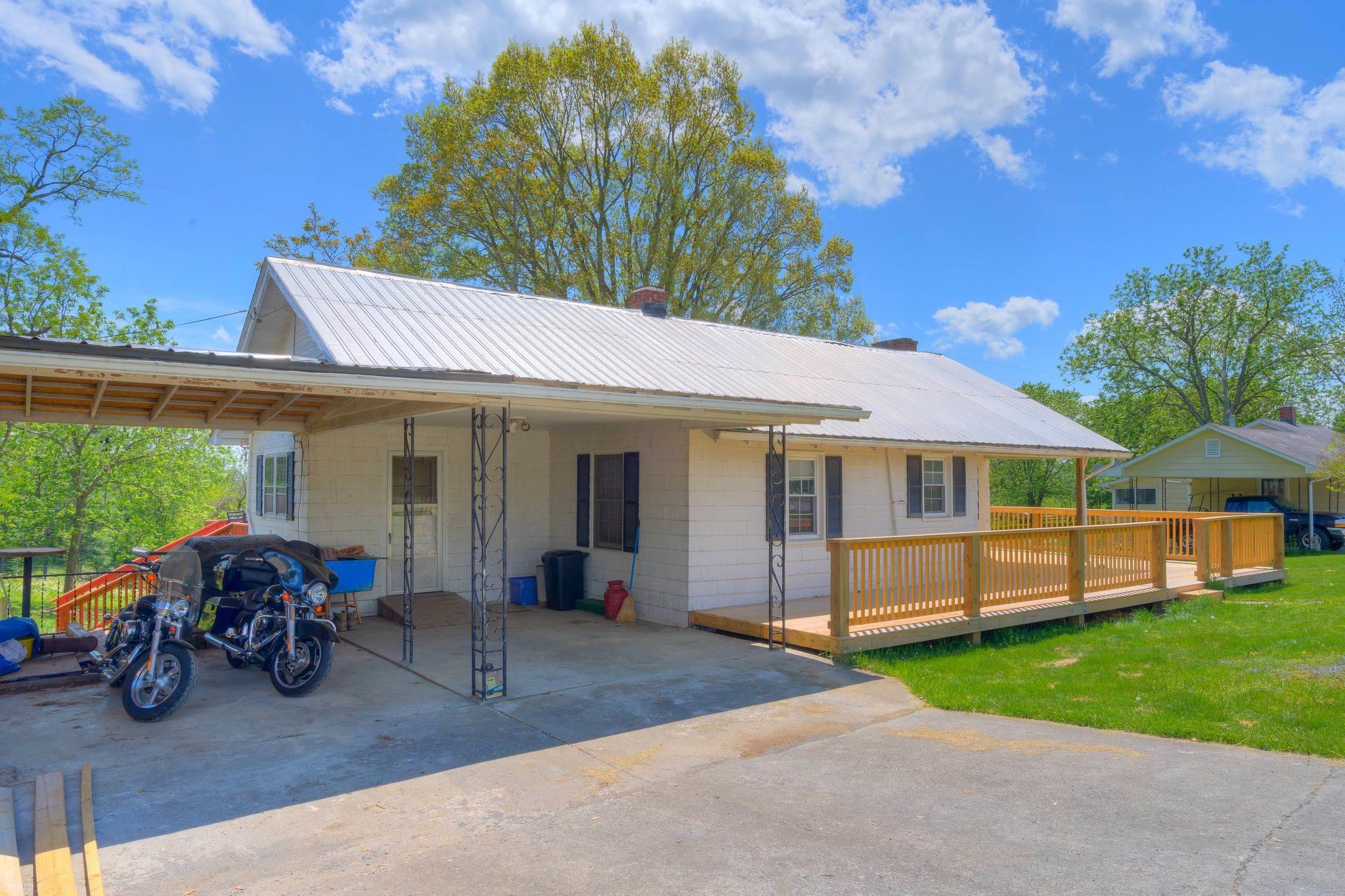 5786 Alum Spring Road Pulaski, VA 24301 - Photo 3 of 17 Gallery Image 3