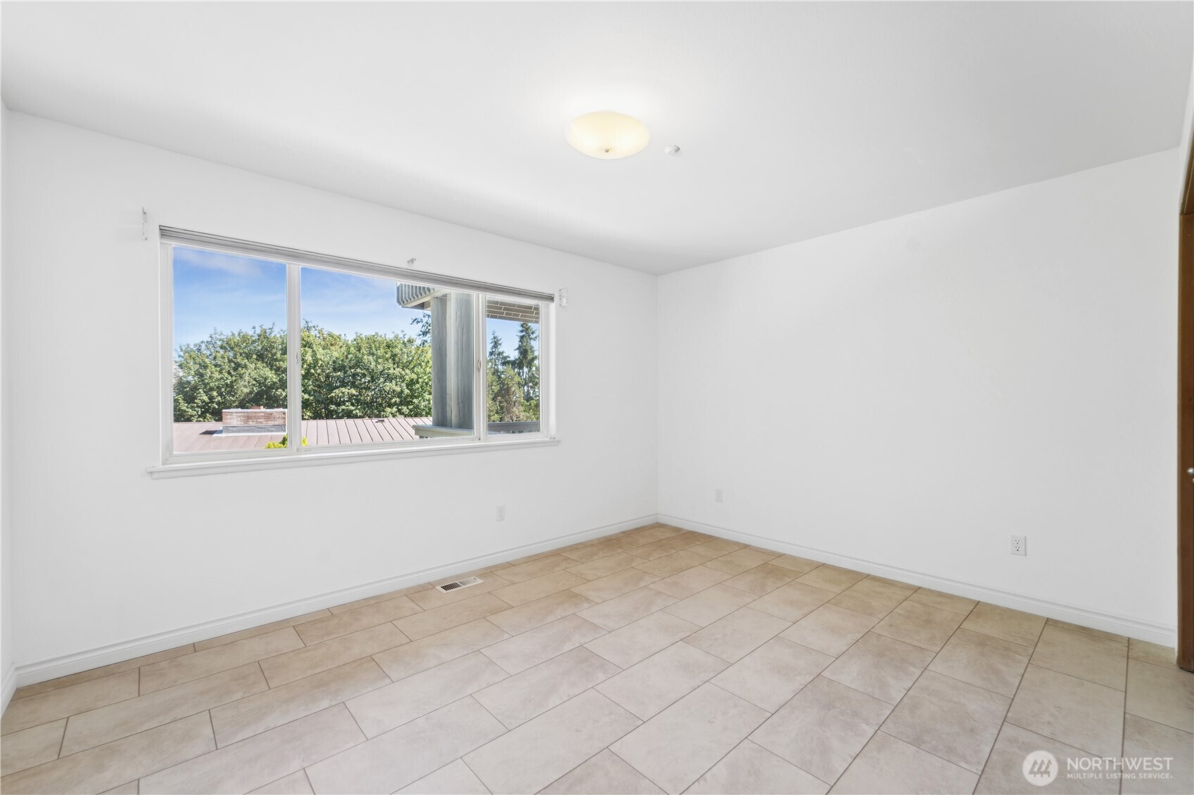 19749 53rd Avenue Northeast Lake Forest Park, WA 98155 - Photo 28 of 35 an empty room with a window