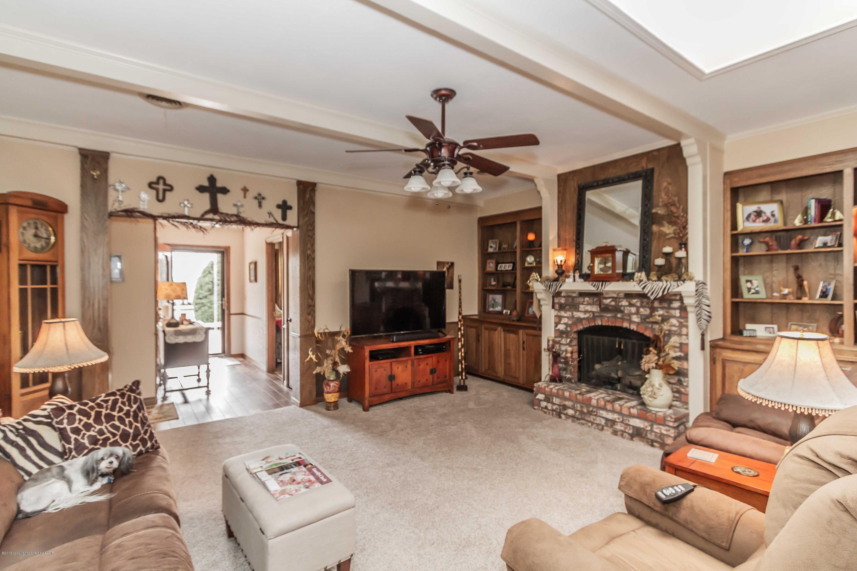 6132 Belpree Road Amarillo, TX 79106 - Photo 5 of 38 LIVING ROOM VIEW 3