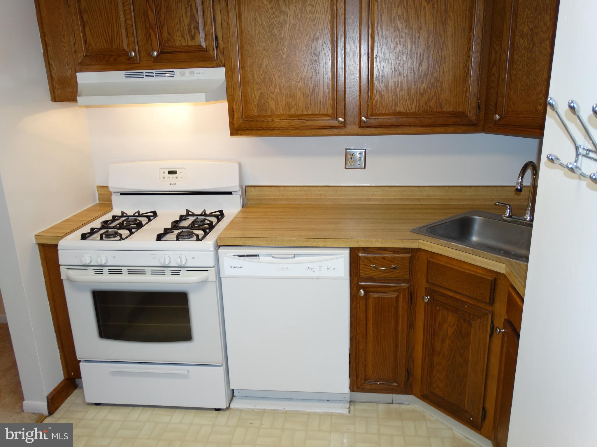 1538 Northgate Square, Unit 21B Reston, VA 20190 - Photo 12 of 26 Kitchen