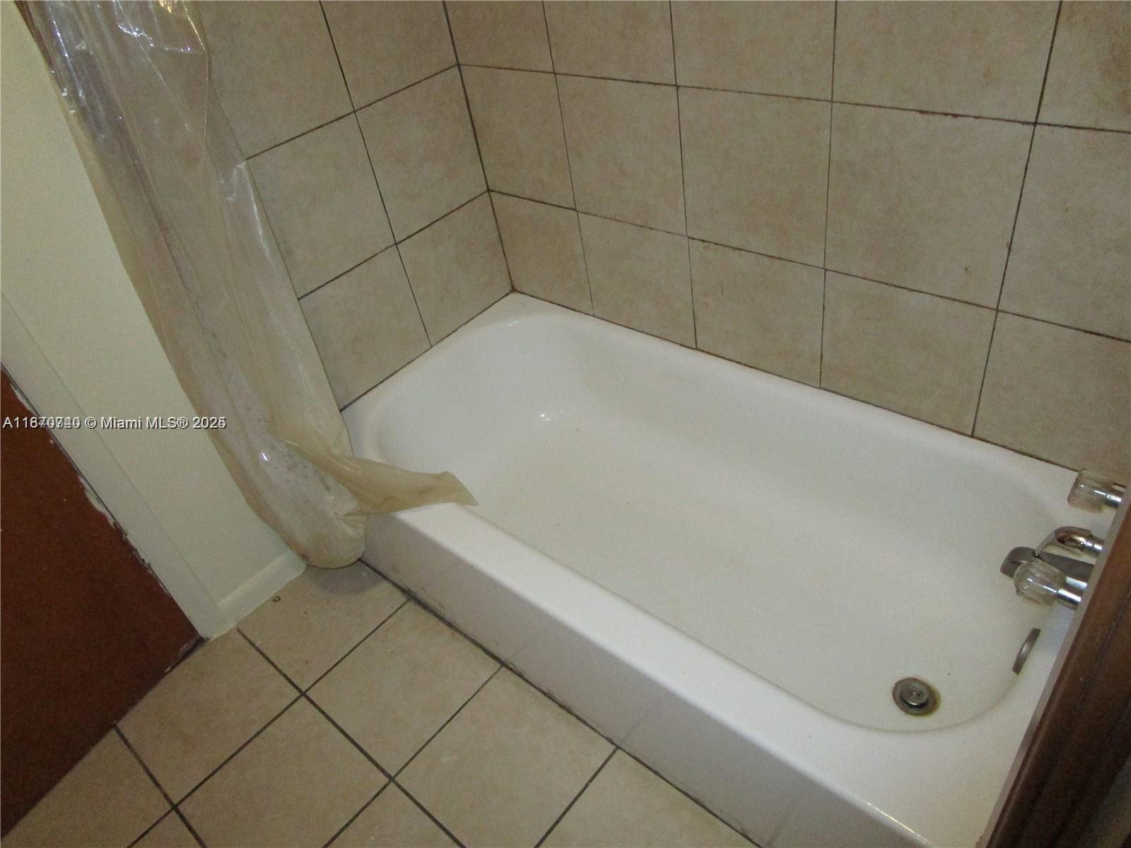 349 Cypress Avenue Pahokee, FL 33476 - Photo 14 of 15 a bathroom with a bathtub