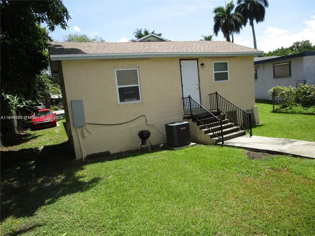 a view of a house with backyard and garden