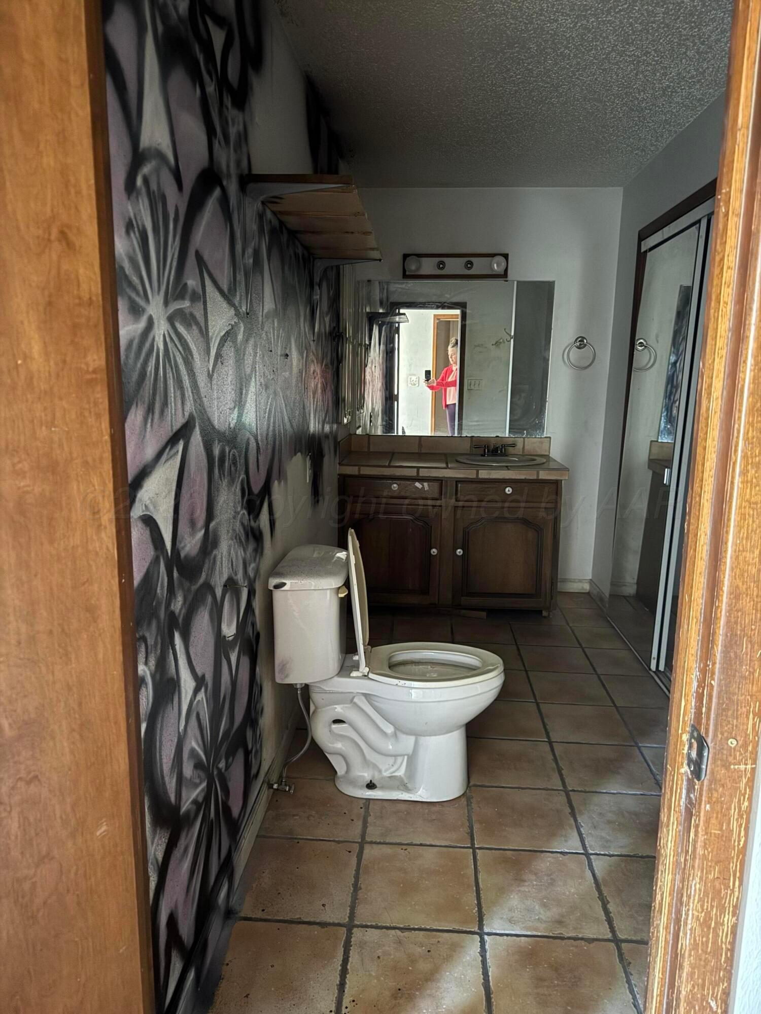 419 East Cheyenne Avenue Canadian, TX 79014 - Photo 5 of 7 a bathroom with a toilet and a shower