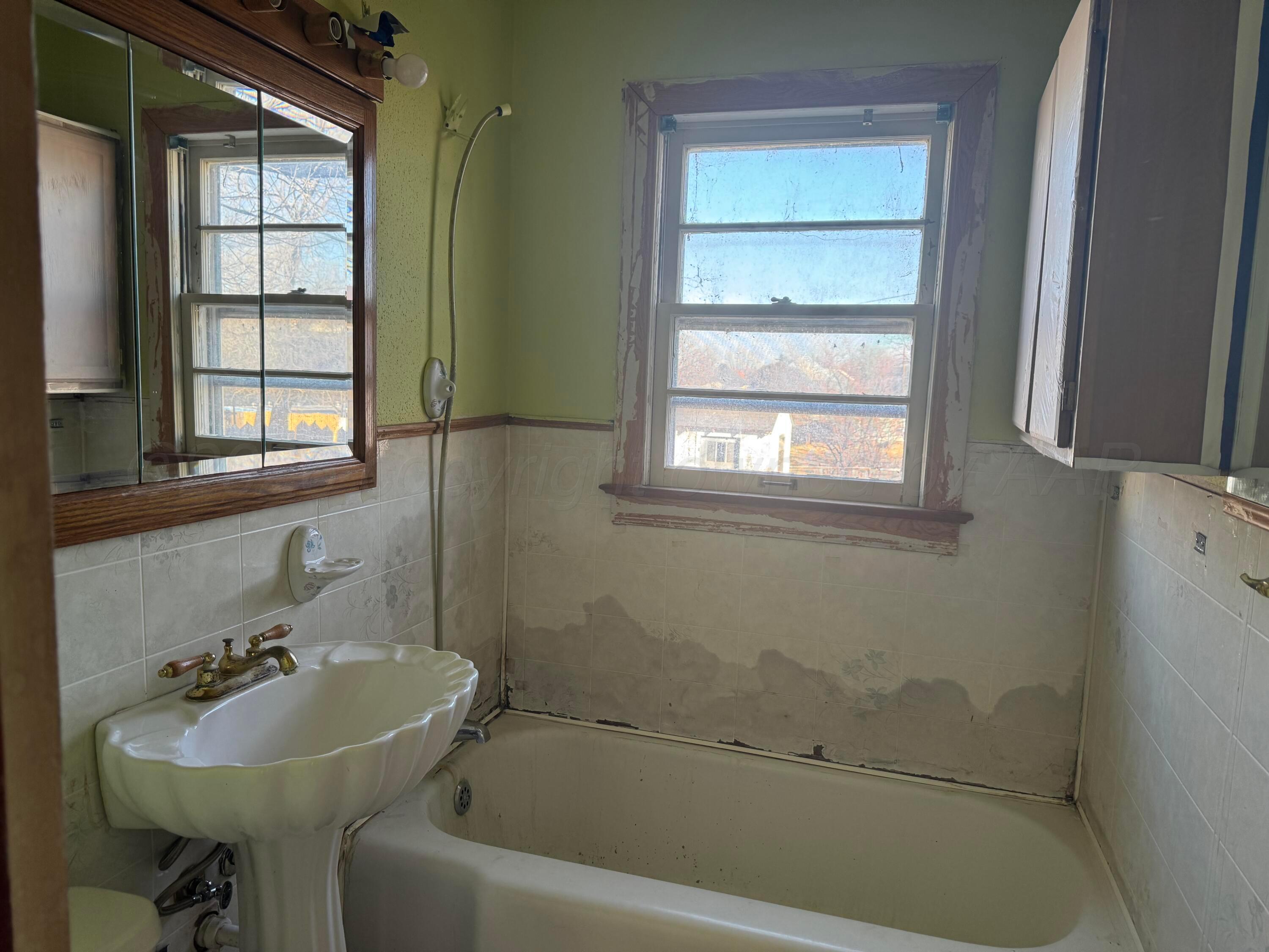 419 East Cheyenne Avenue Canadian, TX 79014 - Photo 7 of 7 a bathroom with a sink and a bathtub
