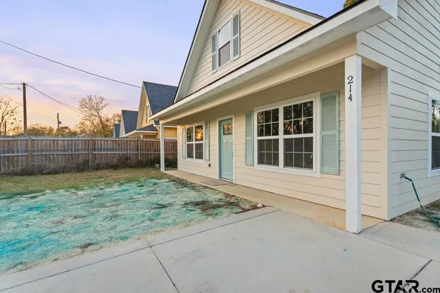 a view of a house with a backyard