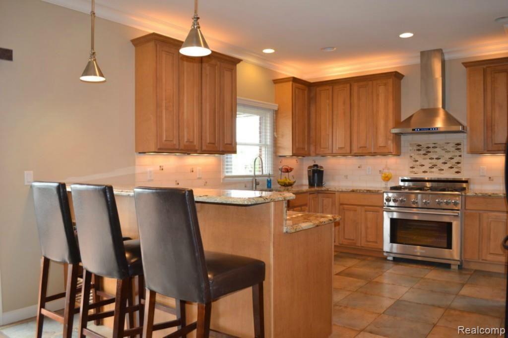 3681 Inverness Drive Rochester, MI 48306 - Photo 10 of 31 Three Person Bar Eating Space