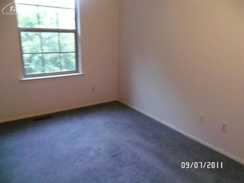 220 Pine Tree Ridge Waterford, MI 48327 - Photo 8 of 9 20144610-7.JPG