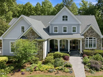 a view of a yard in front of house