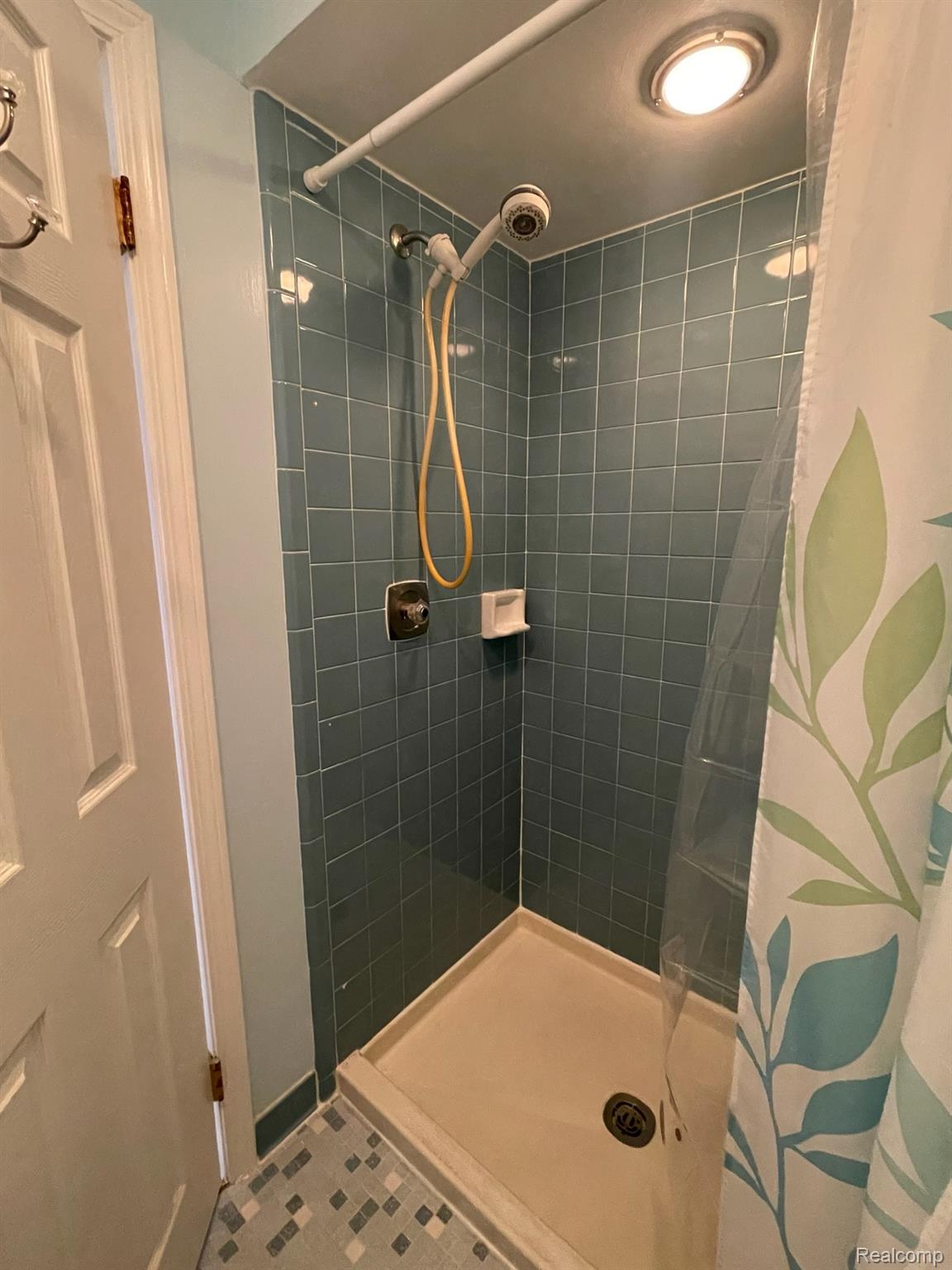 14056 Riverside Drive Livonia, MI 48154 - Photo 22 of 44 Primary Bath W/I Shower