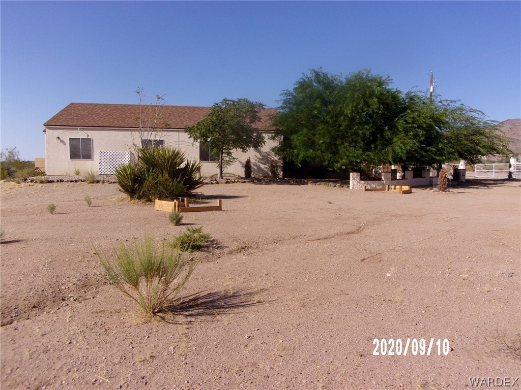 303 Bouse Road Golden Valley, AZ 86413 - Photo 39 of 42 a backyard of a house with table and chairs