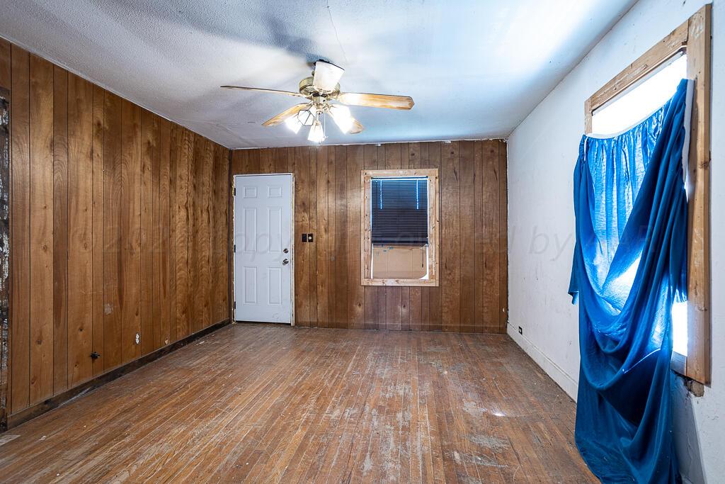 9155 County Road 13 Canadian, TX 79014 - Photo 3 of 12 Living Room