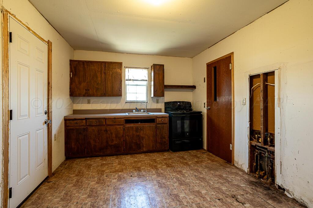 9155 County Road 13 Canadian, TX 79014 - Photo 4 of 12 Kitchen