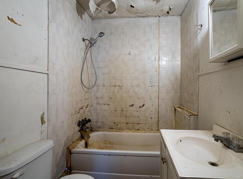 9155 County Road 13 Canadian, TX 79014 - Photo 8 of 12 Bathroom