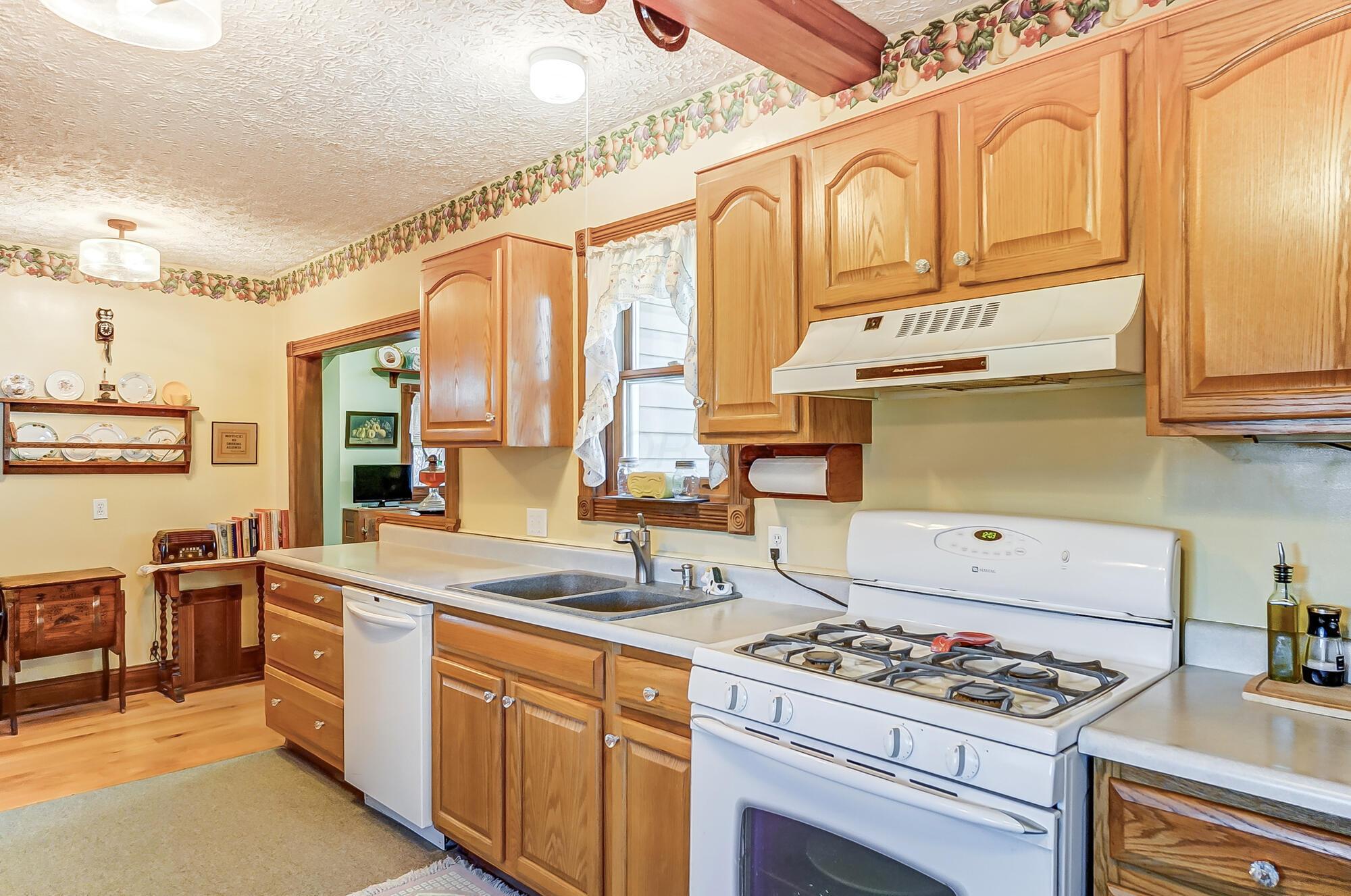 11135 Basil Road Northwest Baltimore, OH 43105 - Photo 16 of 80 Kitchen - 11135 Basil Road NW, Baltimore, OH 43105