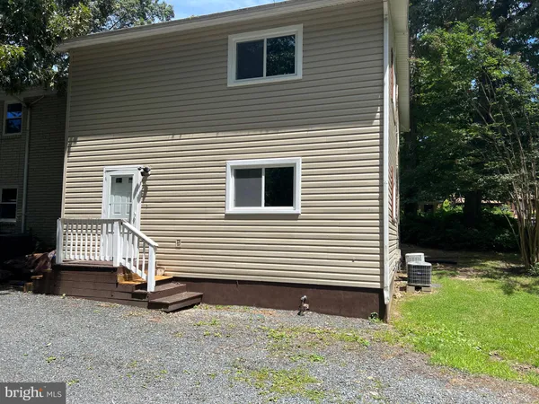 $1,700 | 18402 Cedar Drive, Unit A, Triangle, VA 22172