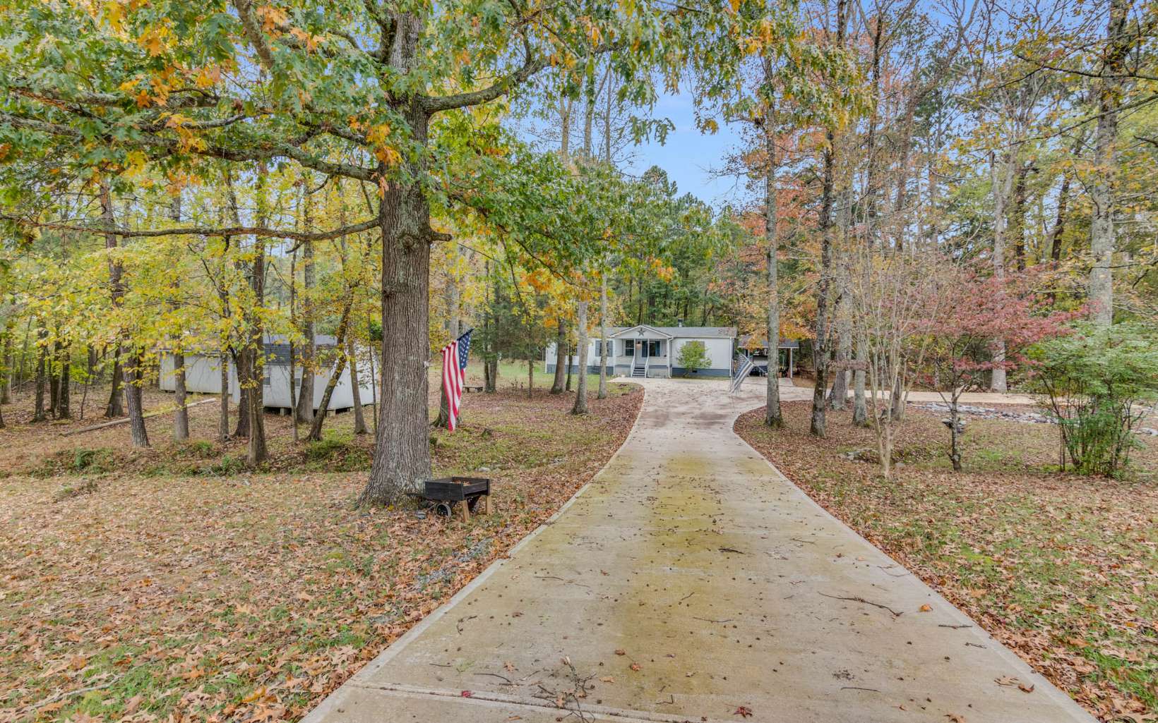 207 Southern Road Chatsworth, GA 30705 - Photo 3 of 4 a view of outdoor space with garden