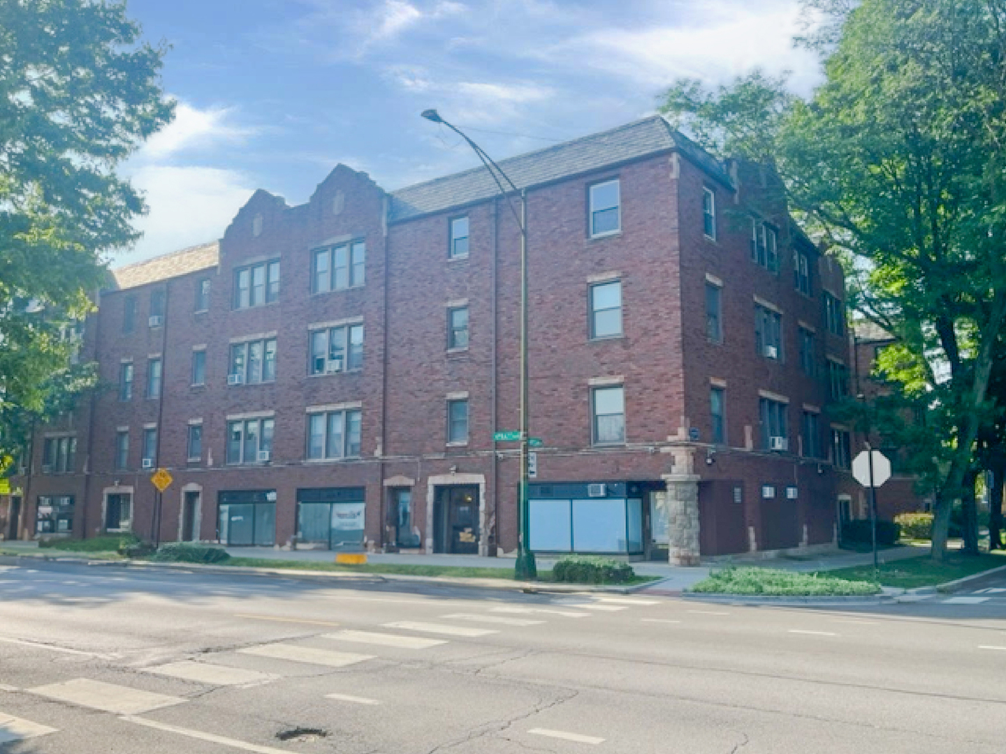2425 West Pratt Boulevard, Unit 3I Chicago, IL 60645 - Photo 2 of 16 a front view of a residential apartment building with a yard
