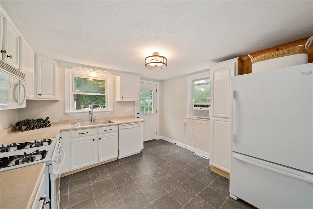 60 Bunnys Road Carver, MA 02330 - Photo 4 of 41 Gallery Image 4