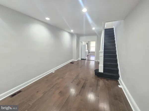 an entryway in a room