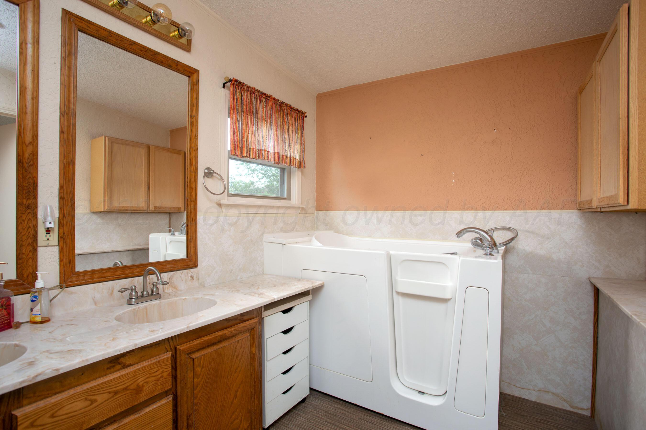 1500 2 Deer Trail Amarillo, TX 79124 - Photo 25 of 52 Bathroom