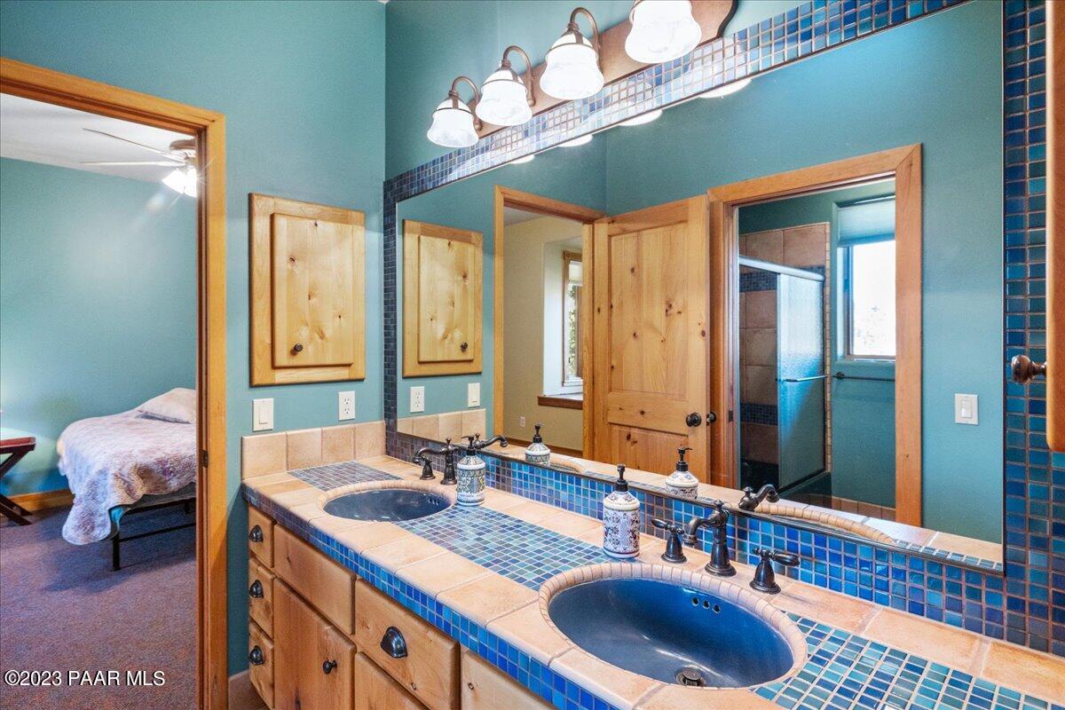 3475 Renegade Road Prescott, AZ 86305 - Photo 74 of 109 Jack and Jill Bathroom