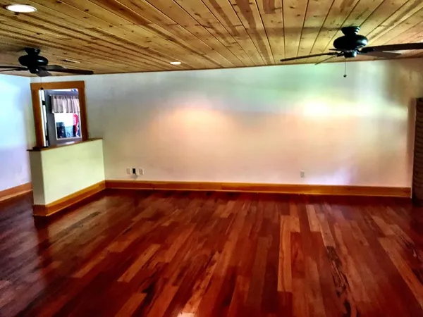 a view of a back yard