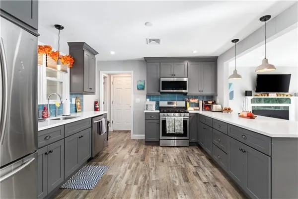 $3,900 | 4 James Street, Unit 1, Middletown, RI 02842