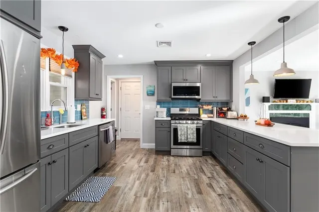 $3,900 | 4 James Street, Unit 1, Middletown, RI 02842