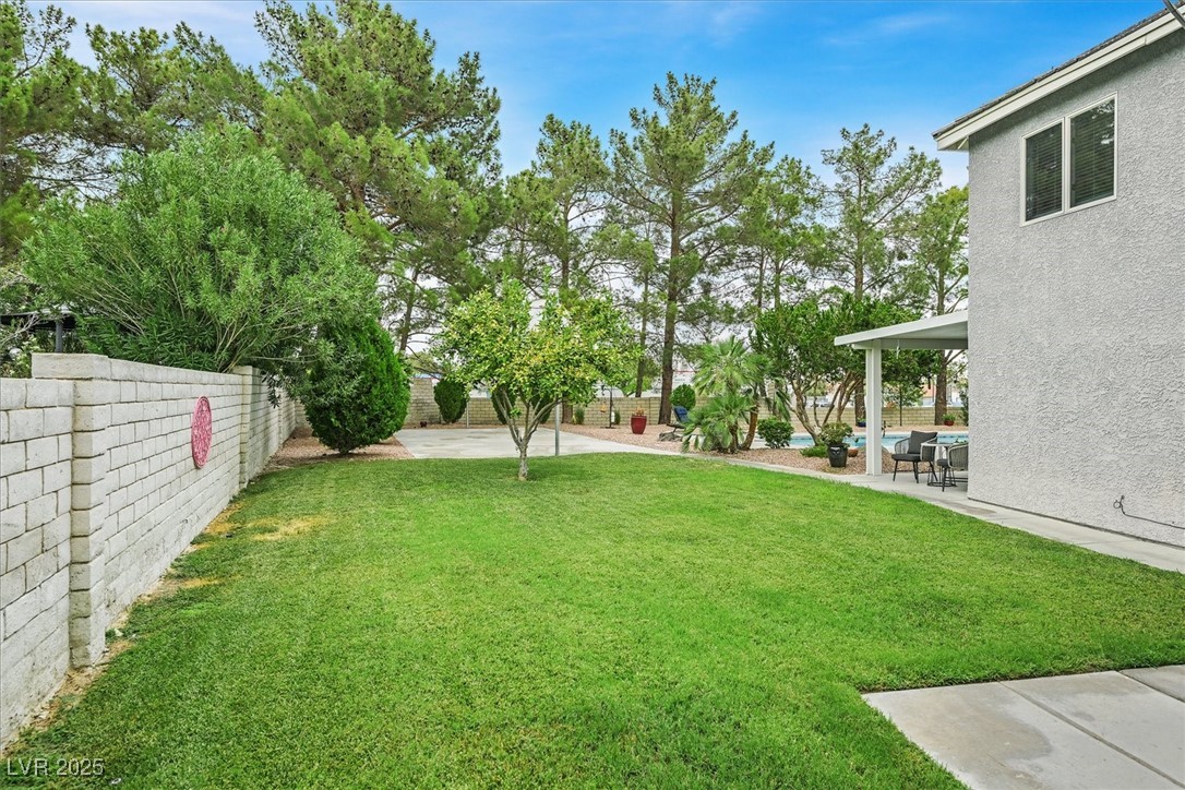 18 Hummingbird Circle Henderson, NV 89014 - Photo 31 of 39 Fenced backyard with a patio