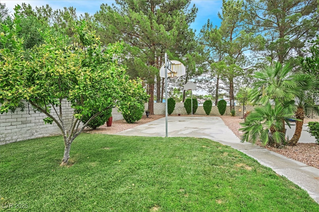 18 Hummingbird Circle Henderson, NV 89014 - Photo 32 of 39 View of basketball court