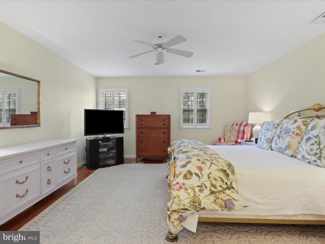 a sign that is on the wall of a building