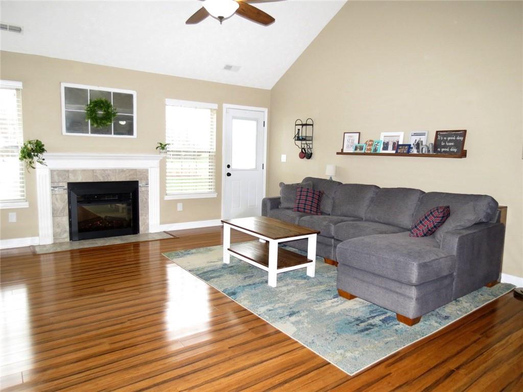 6049 Prairie Stream Way Columbus, IN 47203 - Photo 4 of 31 Gallery Image 4