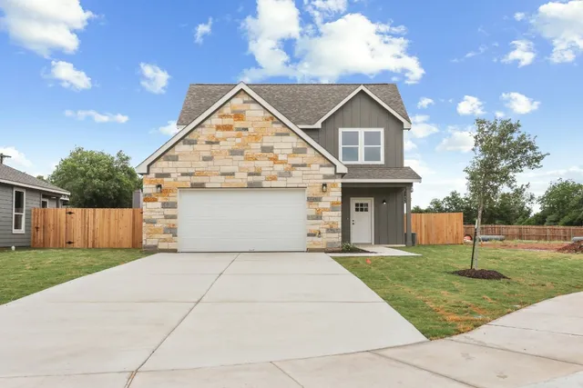 $379,500 | 325 String Prairie Way, Smithville, TX 78957