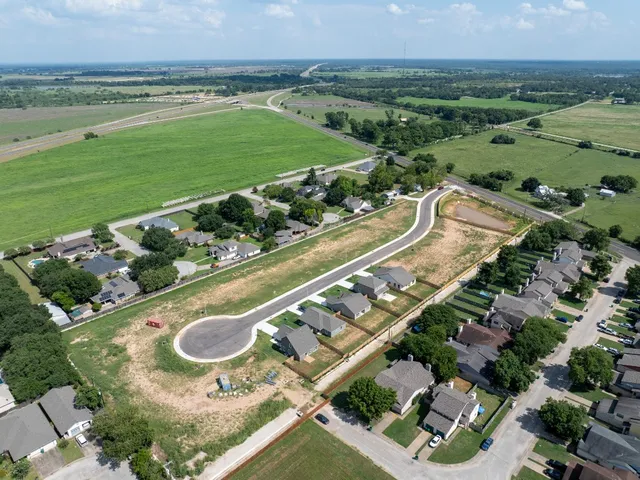 $379,500 | 325 String Prairie Way, Smithville, TX 78957