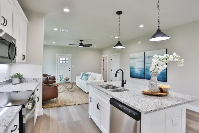 $379,500 | 325 String Prairie Way, Smithville, TX 78957