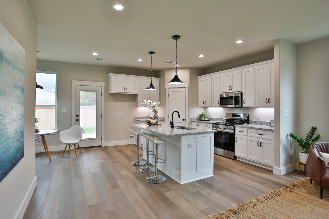 325 String Prairie Way Smithville, TX 78957 - Photo 4 of 23 Kitchen