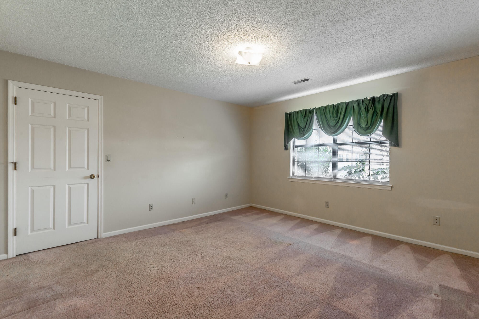 6780 Hickory Creek Road Chattanooga, TN 37421 - Photo 23 of 60 an empty room with windows