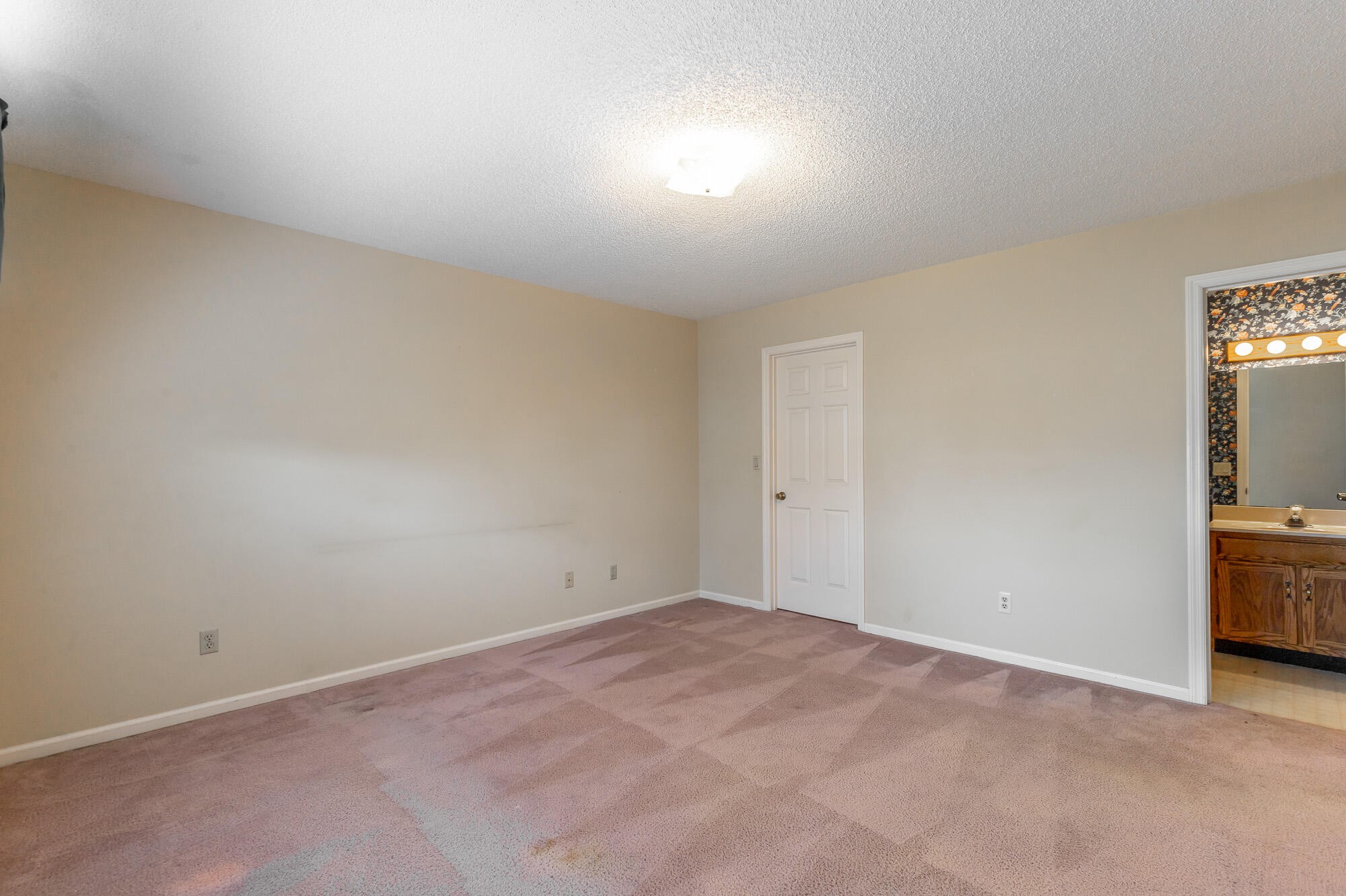 6780 Hickory Creek Road Chattanooga, TN 37421 - Photo 25 of 60 a view of an empty room and a gallery