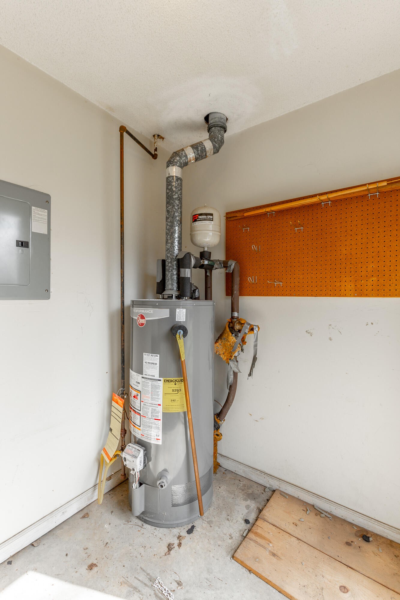 6780 Hickory Creek Road Chattanooga, TN 37421 - Photo 45 of 60 a view of a room with gym equipment