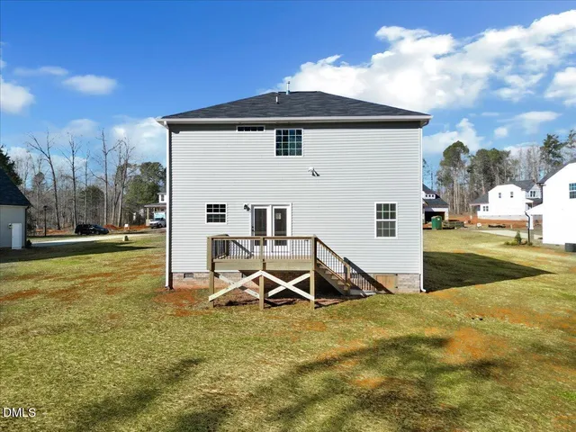 a view of a house with backyard