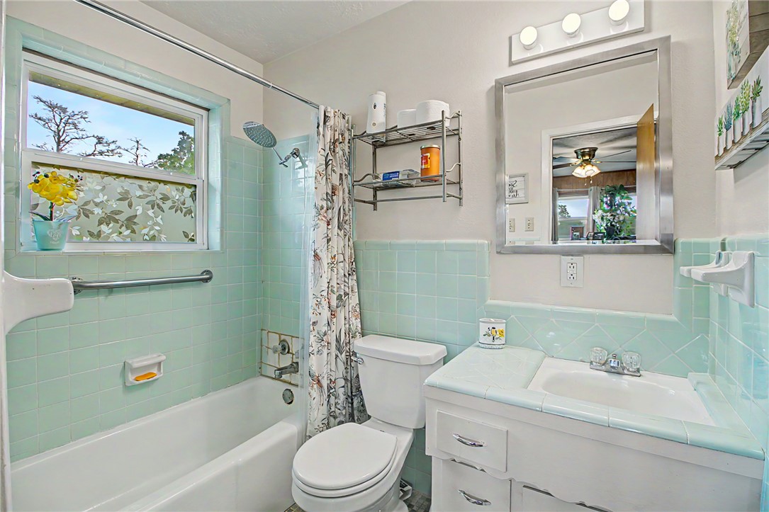 11576 Carter Lane Bryan, TX 77808 - Photo 28 of 50 a bathroom with a sink a toilet and shower