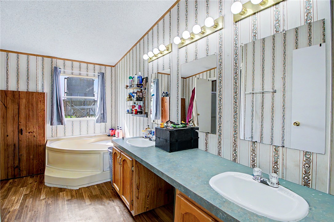 11576 Carter Lane Bryan, TX 77808 - Photo 40 of 50 a bathroom with a sink a mirror and a bathtub