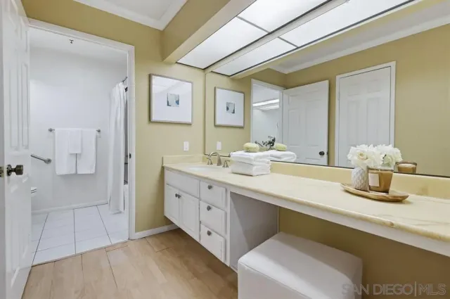 a en suite bathroom with double vanity and a mirror