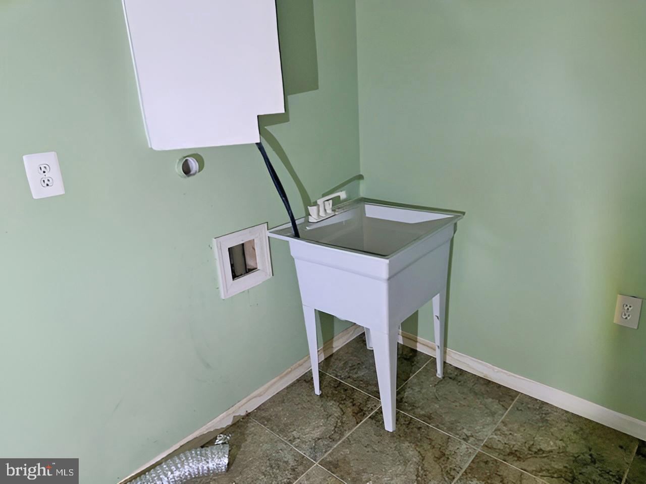 3 Morning Star Court Baltimore, MD 21206 - Photo 27 of 28 a room with table and a mirror